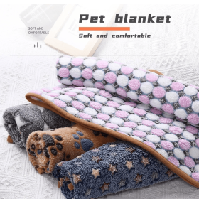 Soft and Fluffy High Quality Fluffy Cute Star Printing Pet Mat Warm and Comfortable Pet Blanket for Dogs and Cats Pet Supplies (Color: Pink dot pattern, size: For kittens 60X40cm)